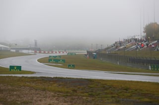La niebla cubre la zona de pista y de tribunas del circuito de Nuerburgo e impide que se lleve a cabo la primera sesión de prácticas del Gran Premio de Eifel de la Fórmula Uno. (AP)