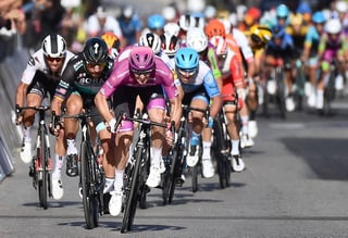 Arnaud Démare ganó la séptima etapa del Giro de Italia, la tercera que gana el francés en esta competencia. (EFE)