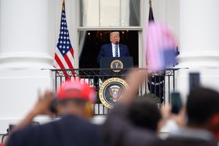 Donald Trump, hizo este sábado su primera aparición en acto público desde que dio positivo por coronavirus ante un grupo de personas en la Casa Blanca. (EFE)
