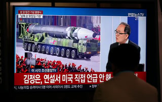 El líder de Corea del Norte Kim Jong-un advirtió el sábado que su país 'movilizaría completamente' su fuerza nuclear en caso de sentirse amenazado, en un discurso durante un desfile militar en que el país reveló lo que pareció ser un nuevo misil balístico intercontinental y otras adiciones a su creciente arsenal. (AP) 
