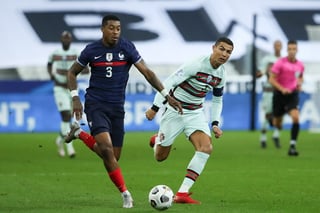Cristiano Ronaldo (d) estuvo cerca de marcar, en el empate a cero entre Francia y Portugal, en la Liga de Naciones de la UEFA. (EFE)