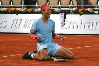 Rafael Nadal celebra luego de vencer con facilidad 6-0, 6-2, 7-5 a Novak Djokovic en la final de Roland Garros. (AP)
