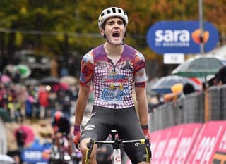 Ruben Guerreiro celebra tras llegar a la meta en la novena etapa del Giro.(EFE)
