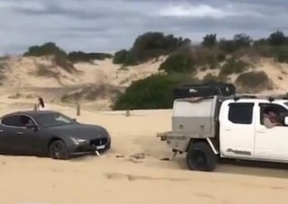 El vehículo eventualmente logró ser sacado de la arena. (INTERNET)