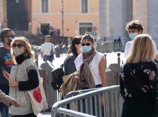 Italia registró hoy 4,619 contagios de coronavirus en las últimas veinticuatro horas, una cifra inferior a la de los últimos días, aunque también se han hecho menos pruebas, y 39 personas han muerto desde ayer, la mayor cifra desde junio. (ARCHIVO) 