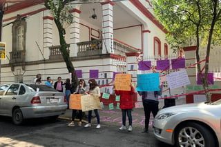 Las mujeres llegaron a la sede de Morena, ubicada en la colonia Roma, pasadas las 09:00 horas y comenzaron a tapizar con cartulinas con leyendas de protesta. (EL UNIVERSAL)
