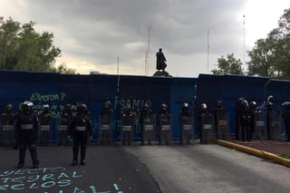 Un fuerte control policial, con una barricada y un centenar de agentes, inhibió las amenazas de derribo de una estatua de Cristóbal Colón en la capital mexicana este lunes 12 de octubre. (EFE)
