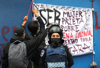 Manifestantes trataron de entrar a la base del monumento a Colón en la CDMX.