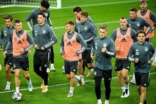 La selección alemana durante un entrenamiento ayer; hoy buscará su segunda victoria en la Liga de Naciones de la UEFA. (EFE)