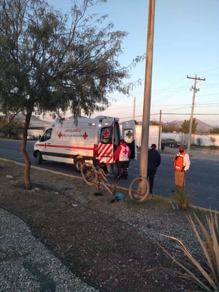 Paramédicos de la Cruz Roja arribaron al lugar para atender al lesionado, el cual presentaba múltiples golpes y heridas. (EL SIGLO DE TORREÓN)
