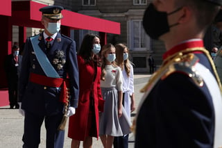Los reyes Felipe y Letizia, junto a la princesa Leonor y la infanta Sofía, saludan a las tropas durante el Día de la Fiesta Nacional. (EFE) 
