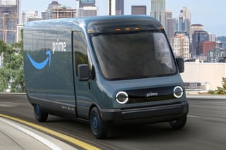 La multinacional estadounidense Amazon presentó su primera furgoneta completamente eléctrica, fabricada por la startup Rivian, y anunció que pretende desplegar 10,000 de ellas para repartos en 2022 y tener 100,000 en circulación cuando llegue 2030. (ESPECIAL) 

