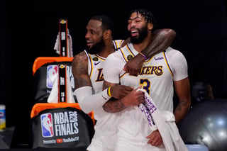 LeBron James (i) y Anthony Davis guiaron a los Lakers a conseguir el título 17 en la historia de la franquicia. (AP)