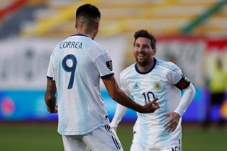 Tras lograr el segundo tanto de Argentina en la victoria 2-1 sobre Bolivia, Joaquín Correa celebra con el estelar Lionel Messi. (AP)