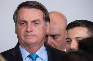 El presidente brasileño, Jair Bolsonaro, insistió este miércoles en que la pandemia del coronavirus ha sido 'superdimensionada', en momentos en que el país suma más de 150,000 muertos por COVID-19 y sigue sin superar la crisis sanitaria. (ARCHIVO) 