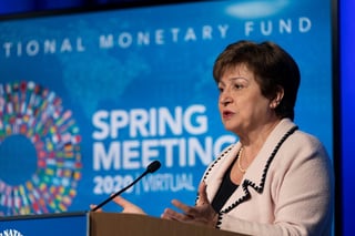 La directora gerente del Fondo Monetario Internacional (FMI), Kristalina Georgieva, dijo que a nueve meses de la pandemia, todavía estamos luchando con la oscuridad de una crisis que dejará un costo de 28 billones de dólares en pérdidas de producción. (ARCHIVO) 