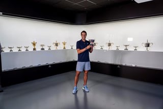 Rafael Nadal ha depositado el décimo tercer trofeo conquistado en Paris, vigésimo Grand Slam de su carrera deportiva, en su museo de Manacor. (EFE)
