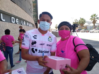 Delia no dudó en pedirle un autógrafo al futbolista de los Guerreros, Adrián Lozano, quien le hizo entrega de la prótesis. (ANGÉLICA SANDOVAL)