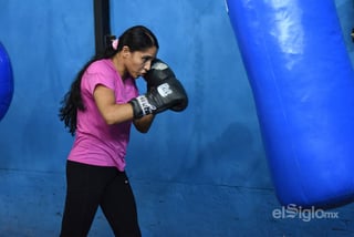 La boxeadora lagunera Yulihan Luna, se alista en la nueva Arena Gómez Palacio para su combate de título mundial. (ARCHIVO)