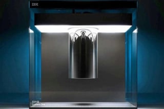 La tecnológica estadounidense IBM se prepara para la 'revolución cuántica que se avecina' y prevé tener listo en dos años un computador no solo 17 veces más potente que los actuales, sino capaz de presentar 'un nivel de errores cien veces mejor que los ordenadores cuánticos actuales'. (CORTESÍA) 