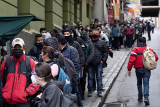 Ciudadanos bolivianos hacen fila para sacar pasaporte por si hay conflictos postelectorales. (EFE) 