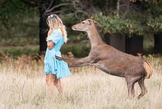 La imagen causa indignación y critican a la joven por intentar acercarse tanto al animal. (INTERNET)