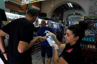 La gobernadora de Puerto Rico Wanda Vázquez anunció el viernes que más personas podrán visitar restaurantes, gimnasios, teatros y casinos en la isla, con el relajamiento de algunas restricciones impuestas por la pandemia de coronavirus. (ARCHIVO)
