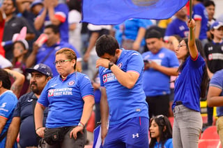La afición de Cruz Azul no 'perdonó' a Javier Aquino, quien se disculpó después de que se burló de La Máquina durante la Copa por México. (ARCHIVO)