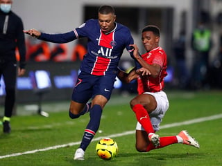 Kylian Mbappé aportó un doblete y París Saint-Germain aplastó el viernes 4-0 a un Nimes que se quedó con 10 hombres, para que el conjunto capitalino trepara a la cima de la liga francesa por primera vez en la presente campaña. (ARCHIVO)