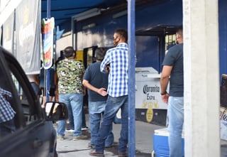 Ciudadanos formaron largas filas a las afueras de expendios, tiendas de conveniencia y de abarrotes de Torreón, esto ante la inminente entrada en vigor de la 'Ley Seca' durante este fin de semana. (JESÚS GALINDO)