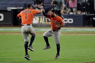 Carlos Correa y José Altuve festejan luego de la victoria de los Astros 7-4 sobre los Rays, para empatar la Serie de Campeonato en la Americana. (AP)