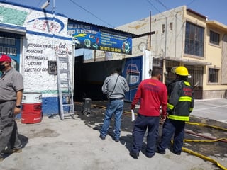 Al llegar los bomberos las llamas consumían todo en el interior del taller de unos cuatro metros de frente por 12 de fondo.