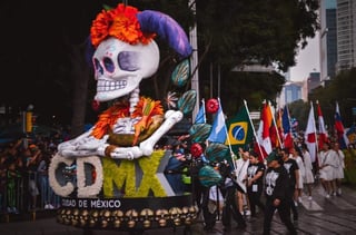 Durante los festejos del tradicional Día de Muertos, las calles de la Ciudad de México reciben miles de visitantes para ver el Desfile Internacional del Día de Muertos, el cual celebrará este año su quinta edición. Sin embargo, en 2020, debido a la pandemia causada por Covid-19, el desfile tendrá que adaptarse a las normas sanitarias que impone la nueva normalidad. (Instagram//@Foto del perfil de desfiledeldiademuertos
desfiledeldiademuertos)
