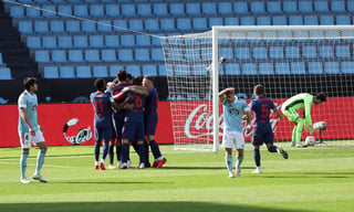El plan de Óscar García reventó en los primeros minutos con un tempranero gol de Luis Suárez. (EFE)