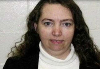 Lisa fue sentenciada a muerte por el asesinato de Boobie Jo Stinnett de 23 años de edad en Missouri luego de estrangularla y cortar a su bebé con un cuchillo de cocina mientras pretendía estar embarazada. (Especial) 