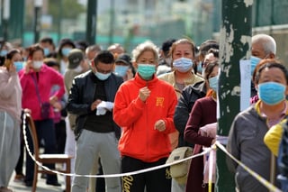 La Comisión Nacional de Sanidad de China informó hoy de que el país asiático diagnosticó 13 nuevos contagios del coronavirus SARS-CoV-2 este sábado, todos ellos entre viajeros procedentes del extranjero, mismo número que el anunciado el día anterior. (ARCHIVO)