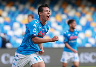 Hirving Lozano celebra luego de marcar su primer gol, en la victoria del Napoli 4-1 ante Atalanta.