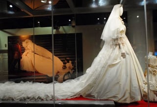 El vestido de novia de la Princesa Diana, un diseño voluminoso con siete metros de cola en la que se emplearon treinta y siete metros de tafetán de seda.