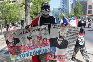 Más de 14.5 millones de chilenos están llamados a decidir en una semana si quieren o no reemplazar la actual Constitución. (EFE) 