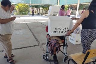 Para facilitar a los ciudadanos con algún tipo de discapacidad, el Instituto Electoral de Coahuila dispuso de mamparas móviles en esta jornada electoral. (IVÁN CORPUS)