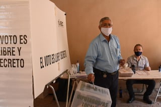 Los candidatos a diputados locales por los distritos V y VI, con cabeceras en Monclova y en ciudad Frontera respectivamente, emitieron su voto en el transcurso de la mañana de este domingo en sus casillas correspondientes.