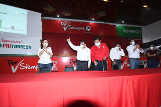 Los candidatos y candidatas de los distritos electorales de Torreón aplaudieron los resultados preliminares de las encuestas de salida.