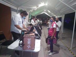 Alrededor de las 20:30 horas llegaron los primeros paquetes electorales al Comité Distrital Electoral IV con cabecera en el municipio de San Pedro. (EL SIGLO DE TORREÓN) 