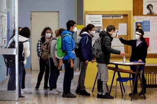 Italia registró 9.338 nuevos contagios de coronavirus en las últimas 24 horas, un aumento menor al de los últimos días pero cuando se hicieron muchas menos pruebas de lo habitual por el fin de semana. (EFE)