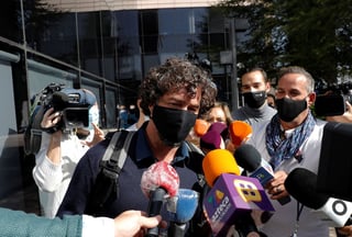 Atiende a los medios. Nacho Palau (c), expareja de Miguel Bosé, tras declarar ante el Juzgado de Primera Instancia en España.