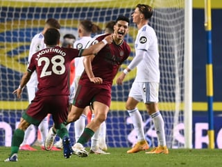 Celebra Raúl Jiménez luego de marcar su gol, en la victoria de Wolverhampton 1-0 sobre Leeds United. (AP)