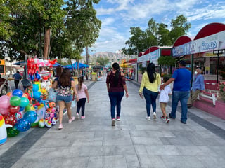 Decenas de personas continúan aglomerándose en espacios públicos como la Línea Verde y la Alameda Zaragoza de Torreón. (EL SIGLO DE TORREÓN)