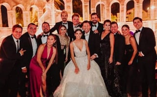 La boda fue entre el actor Armando Torrea y Laura Pérez, hija de un empresario local, en un salón de eventos ubicado en el área exclusiva de San Pedro Residencial, a la que además acudieron empresarios locales.
(FACEBOOK)