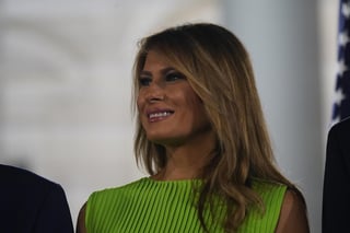 La primera dama de EUA, Melania Trump, canceló este martes un viaje a Pensilvania para participar en el que iba a ser su primer mitin en muchos meses, debido a que todavía tiene una 'tos persistente' por COVID-19 que contrajo a finales de septiembre. (ARCHIVO)