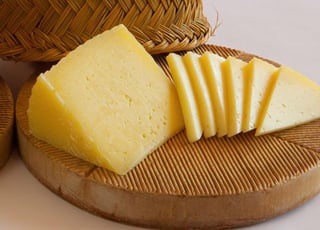 El queso manchego de origen español se caracteriza por su olor láctico y su sabor ligeramente ácido, el cual resulta picante en las piezas más curadas. (Especial) 